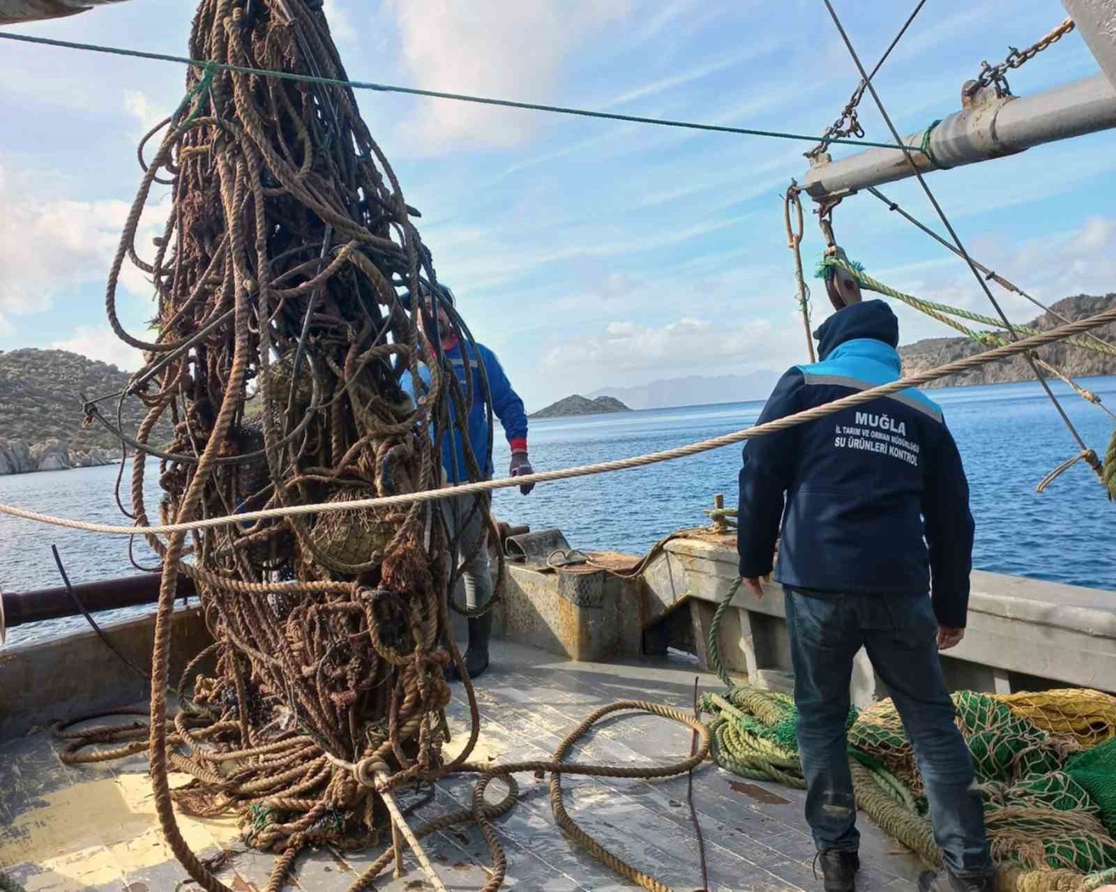 Bozburun&rsquo;da hayalet ağlar denizden temizlendi
