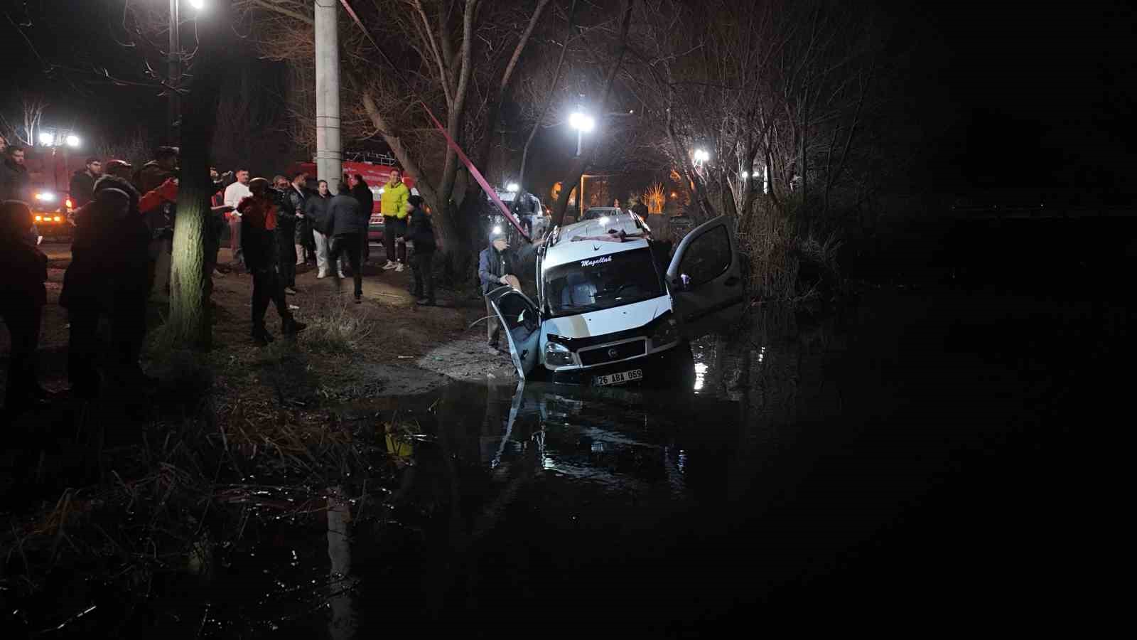 El freni çekilmeyen araç, düştüğü Porsuk Çayı’ndan 4 saat sonra çıkarıldı