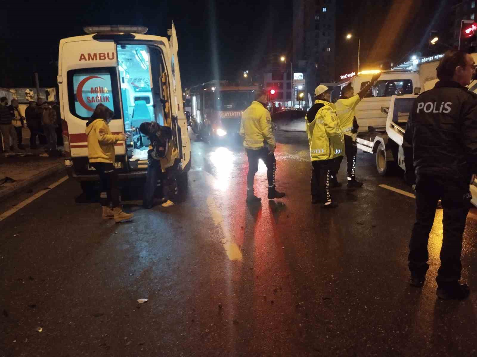 &Uuml;mraniye&rsquo;de trafik kazası: 2&rsquo;si ağır 3 yaralı
