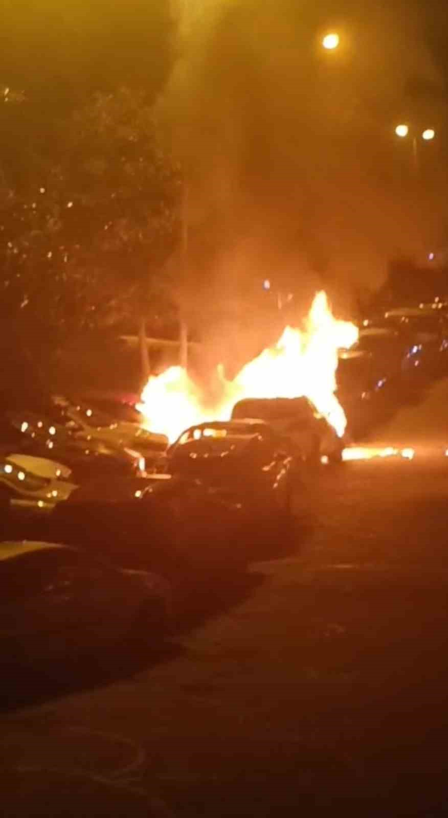 Beşiktaş&rsquo;ta park halindeki 4 otomobil alev alev yandı
