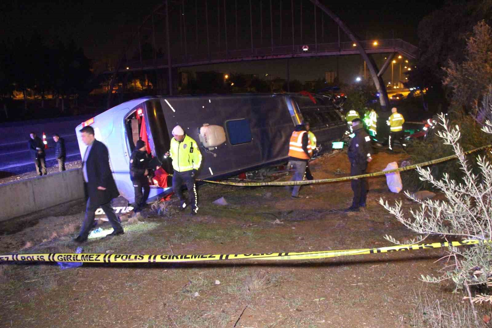 Adana’da yolcu otobüsü devrildi: 8 yaralı
