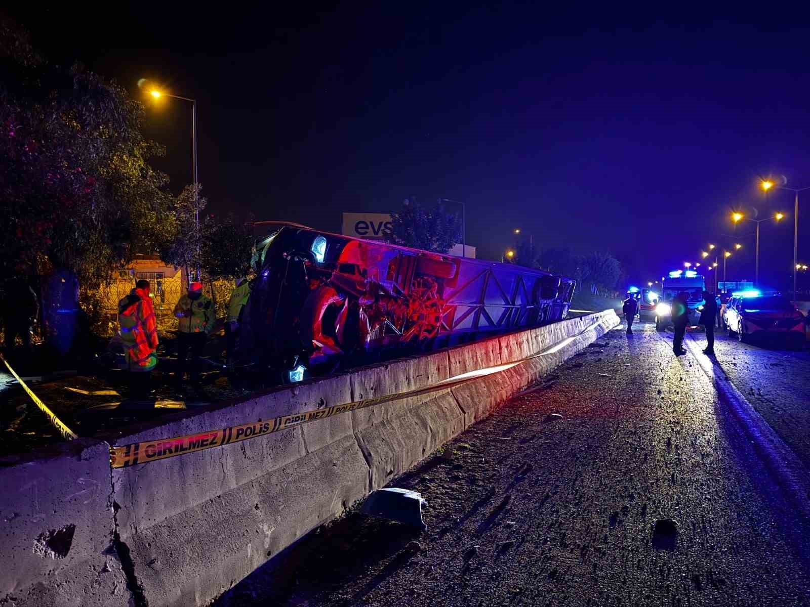 Adana&rsquo;da yolcu otob&uuml;s&uuml; devrildi: 8 yaralı
