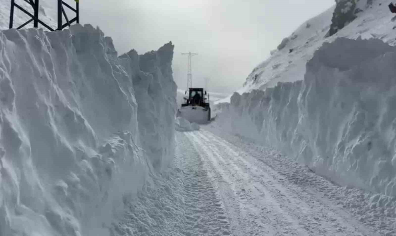 Eleşkirt’te çığ düşen Hayrangöl Köyü yolu ulaşıma açıldı