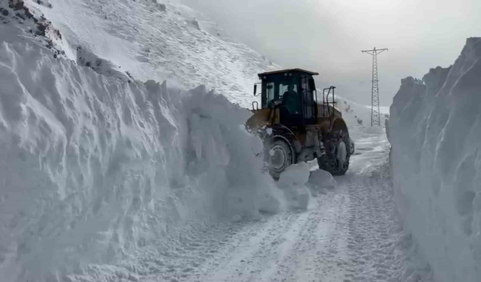 Eleşkirt’te çığ düşen Hayrangöl Köyü yolu ulaşıma açıldı