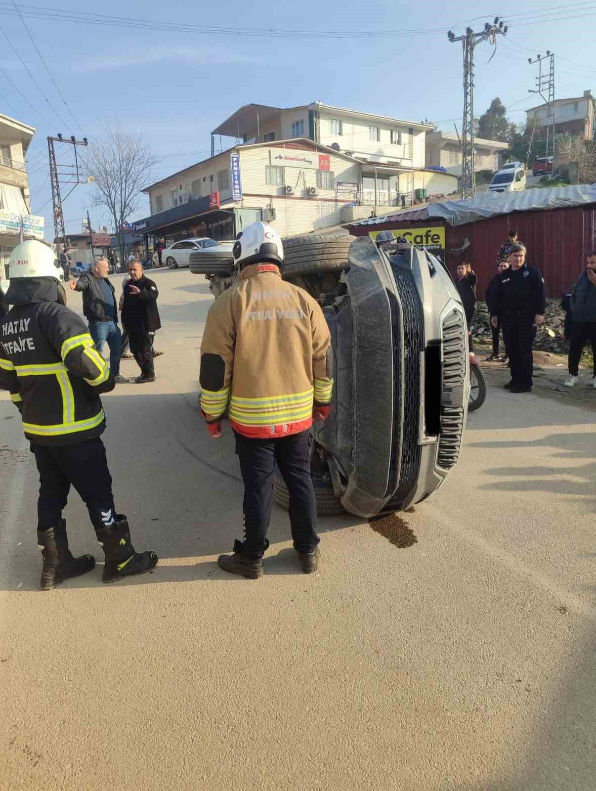 Kırıkhan&rsquo;da otomobil yan yattı: 2 yaralı
