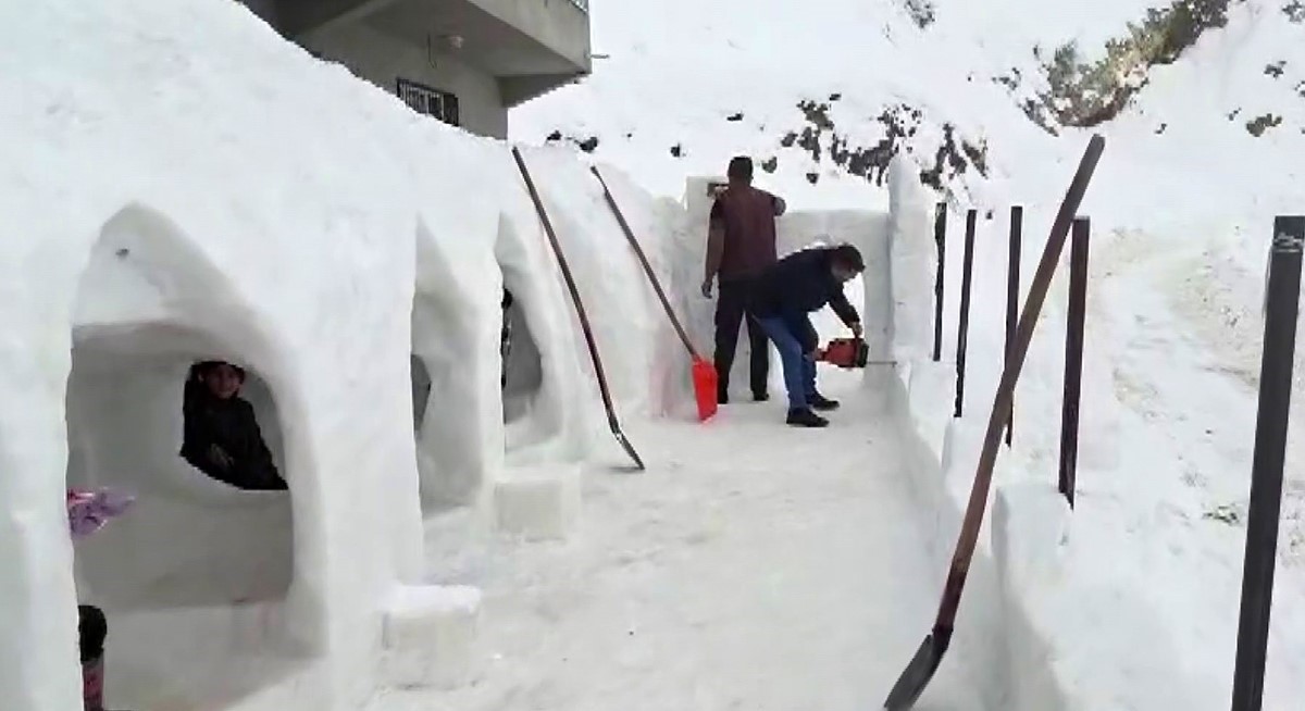 Kardan evler ve oyun alanı yaptı
