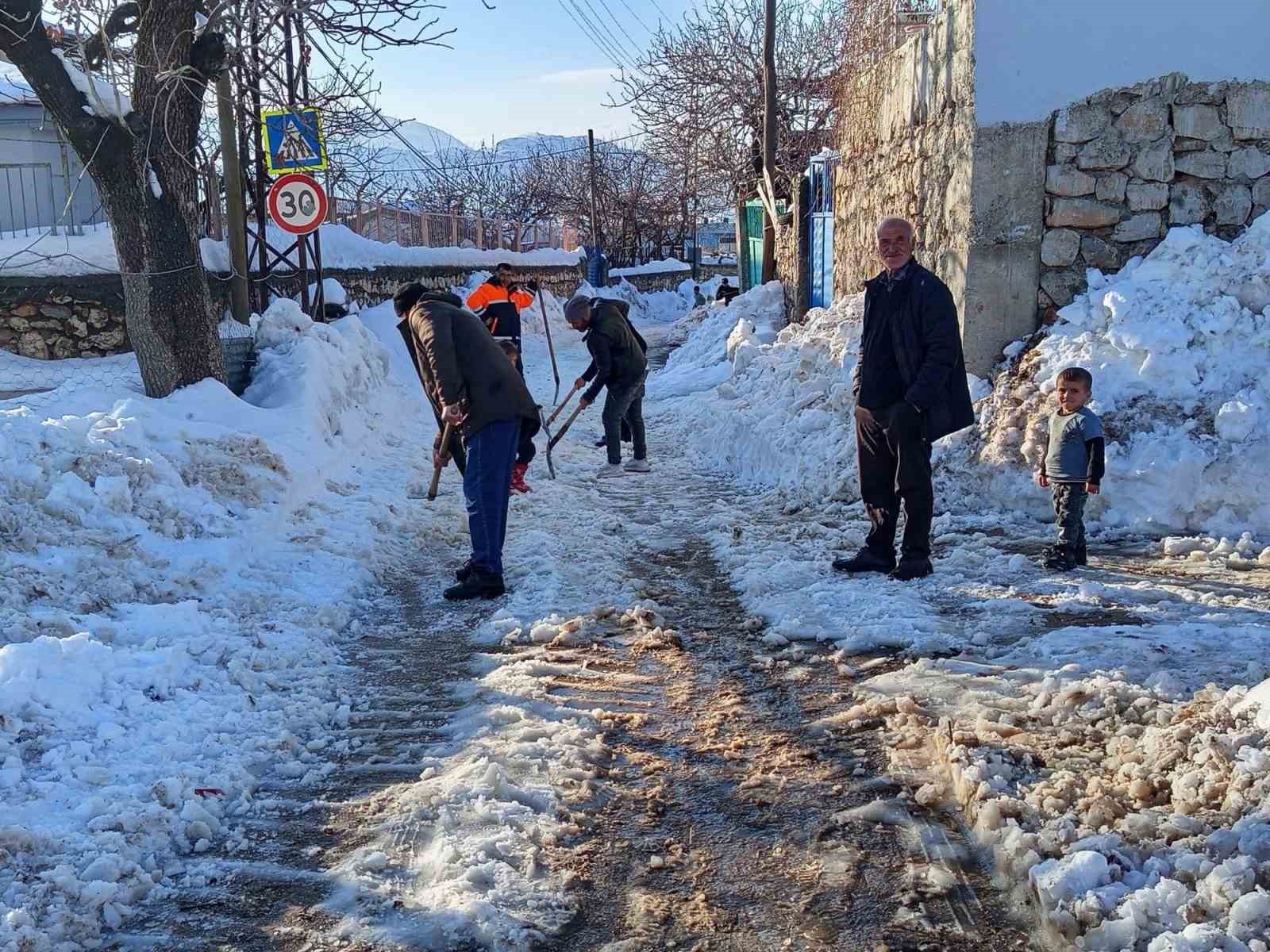 Diyarbakır’da vatandaşlar karla kapanan yolları kendi imkanları ile açtı