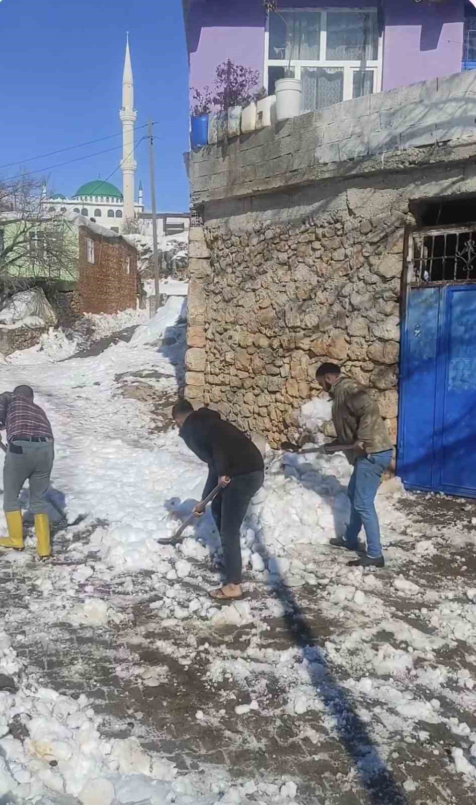 Diyarbakır&rsquo;da vatandaşlar karla kapanan yolları kendi imkanları ile a&ccedil;tı
