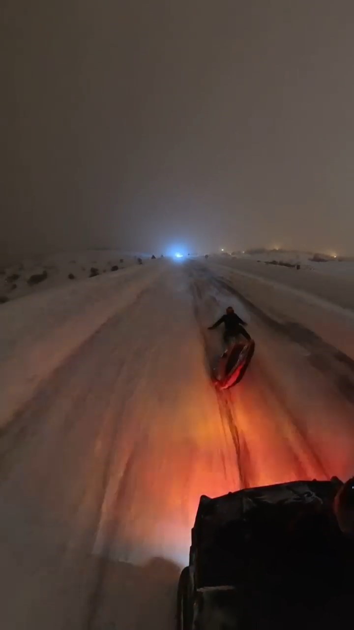 Şişme botu kızak yapıp ATV ara&ccedil;la &ccedil;ektiler
