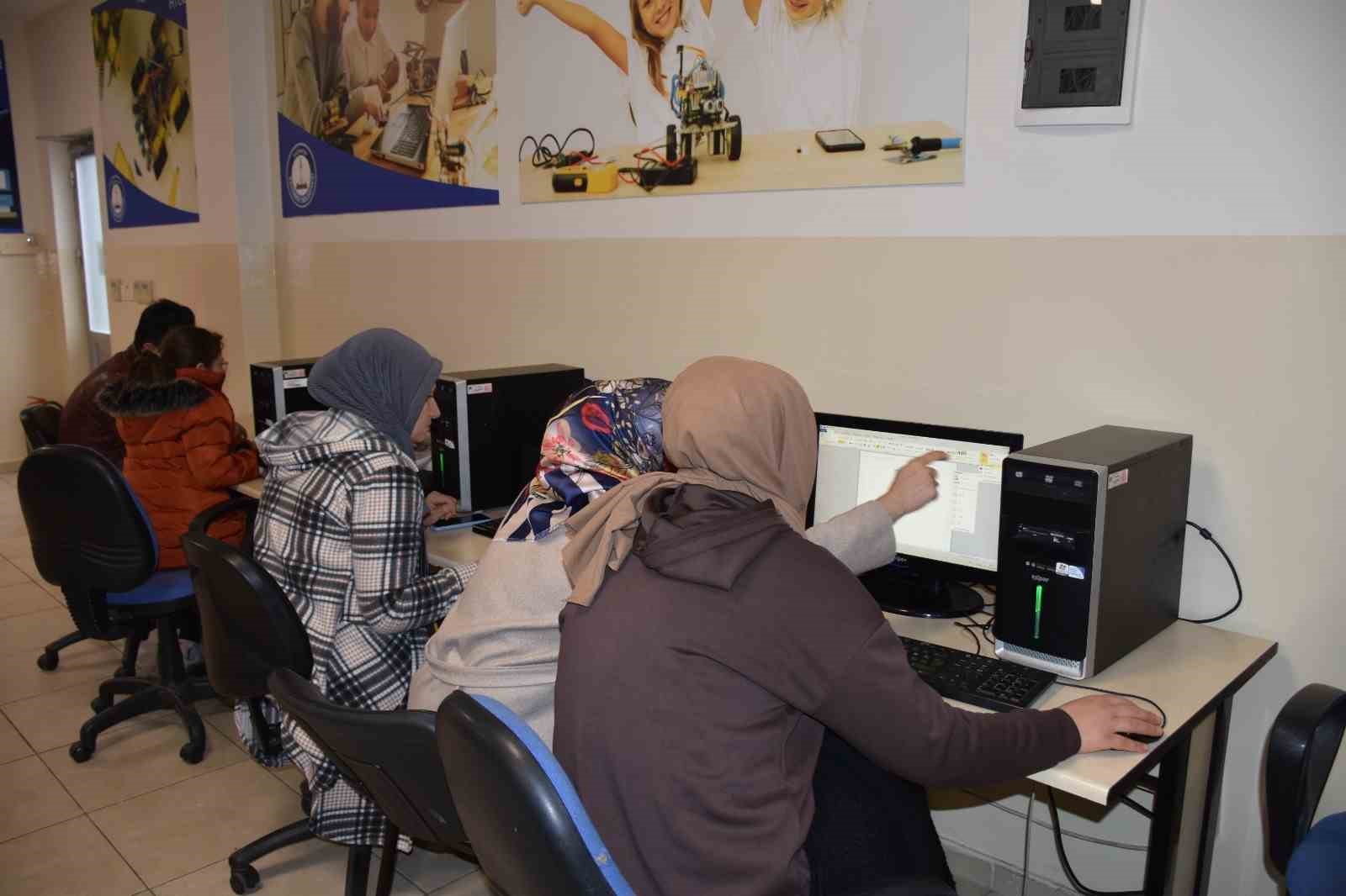 Kadınlar çocuklarıyla hayallerini tasarlıyor