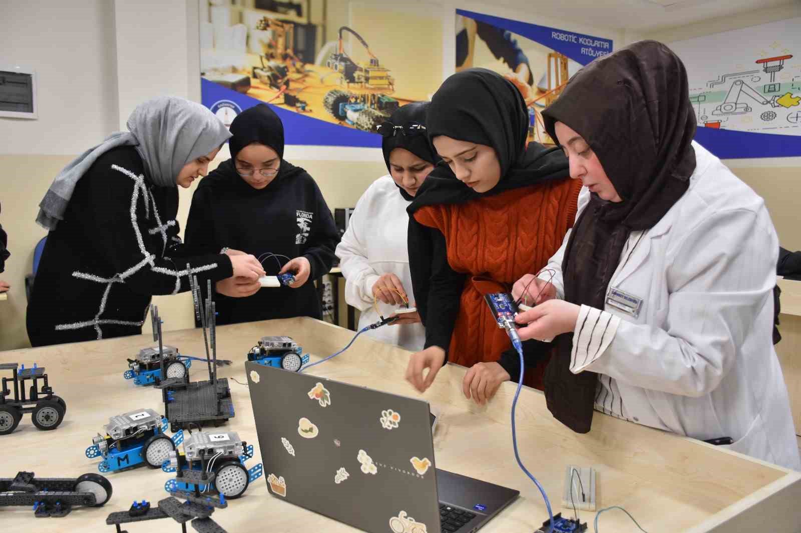 Kadınlar &ccedil;ocuklarıyla hayallerini tasarlıyor
