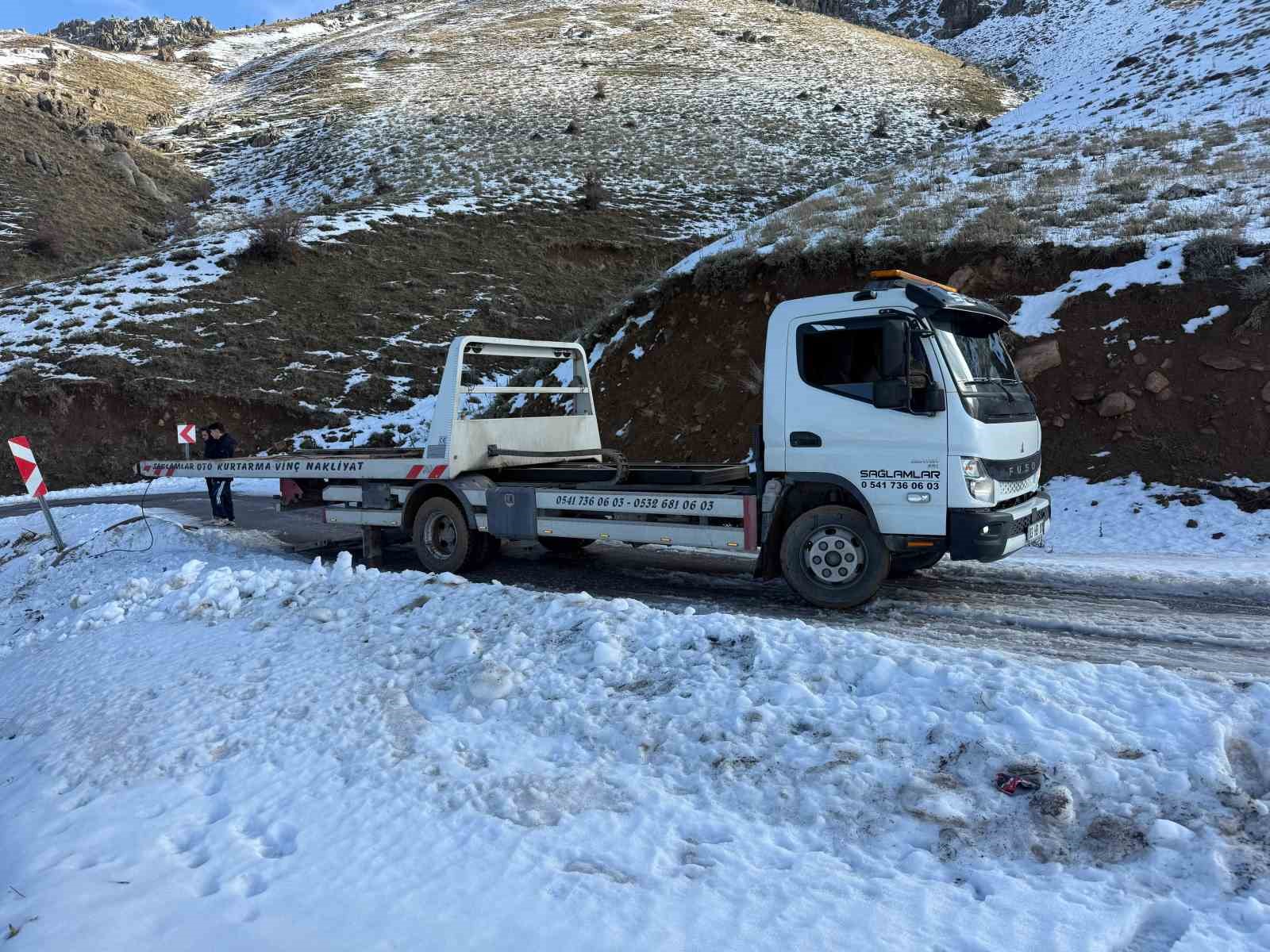 U&ccedil;uruma yuvarlanan ara&ccedil;ta 2 kişi &ouml;l&uuml;mden d&ouml;nd&uuml;
