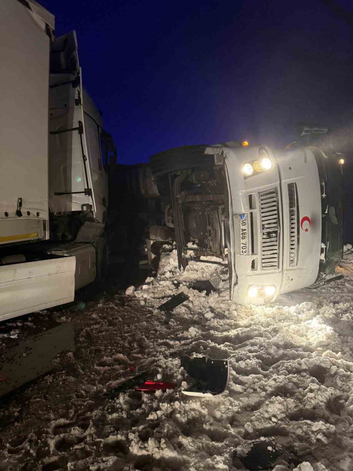 Sivas&rsquo;ta zincirleme trafik kazası: 8 yaralı
