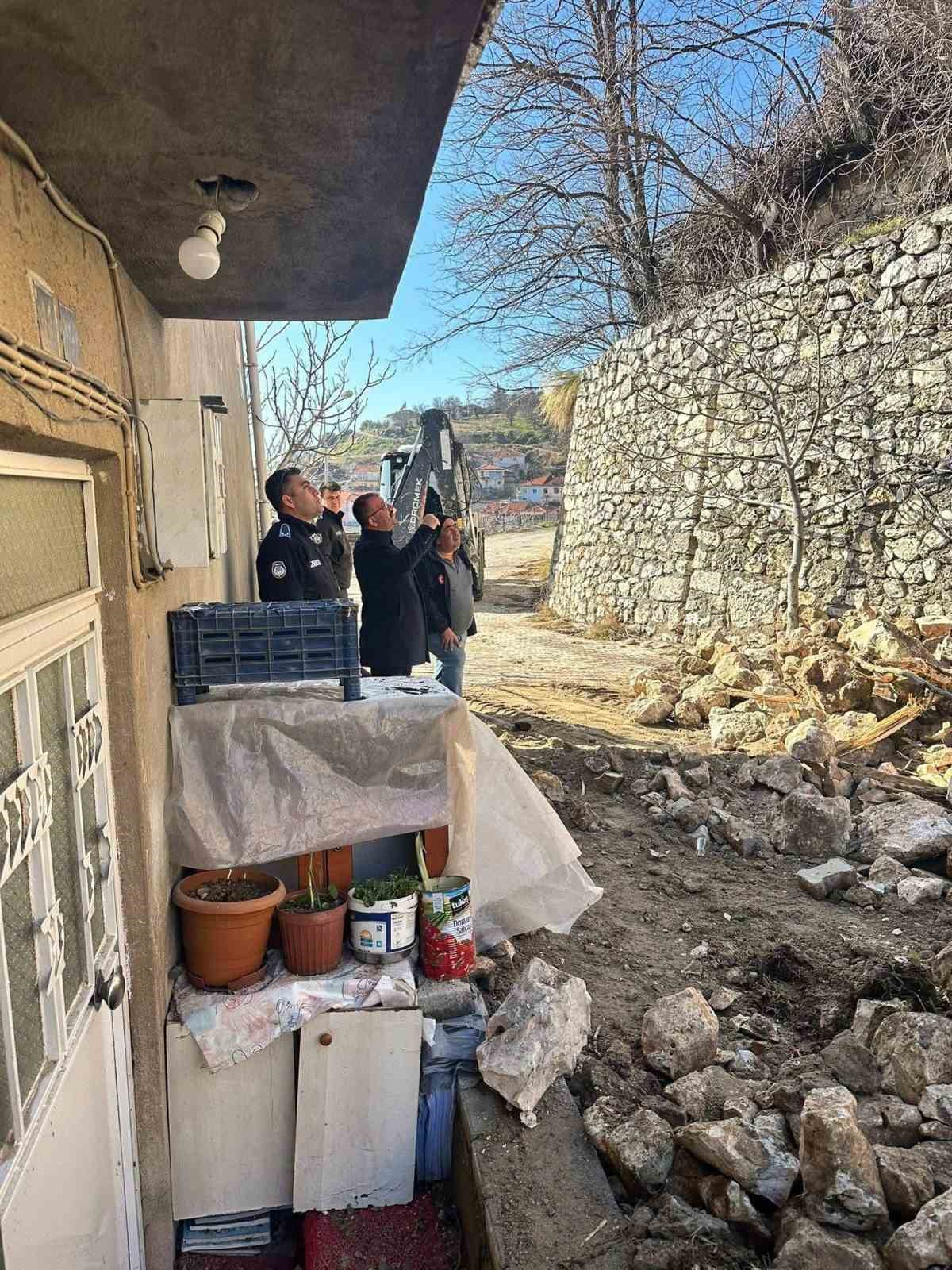 &Ccedil;&ouml;ken istinat duvarı iki aracı yuttu
