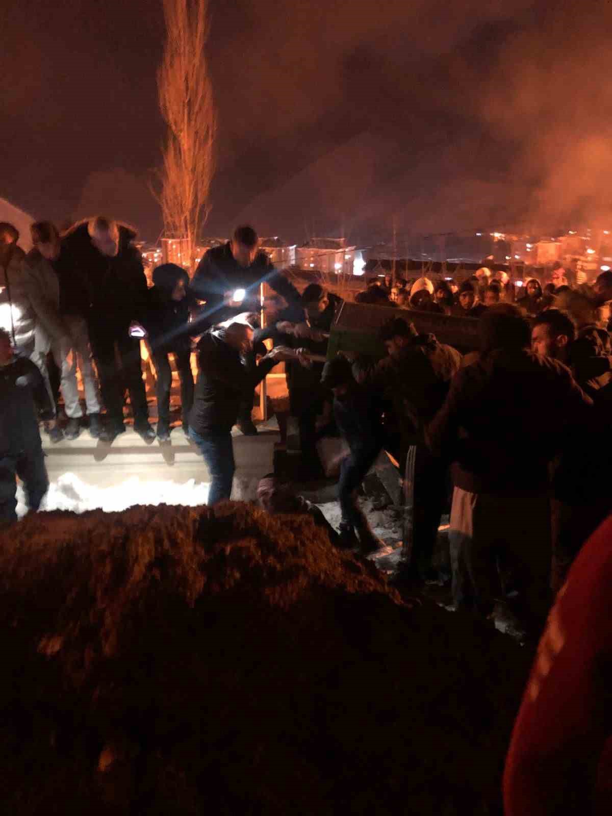 Kayarken belediye otob&uuml;s&uuml;n&uuml;n altında kalan &ccedil;ocuk son yolculuğuna uğurlandı
