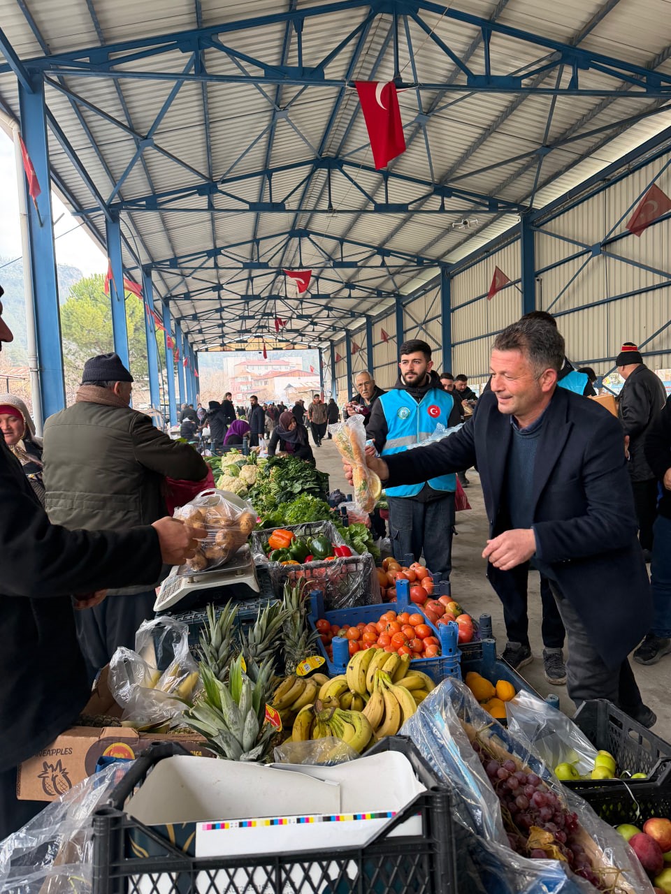 Kış g&uuml;n&uuml; belediye ekiplerinden ikram
