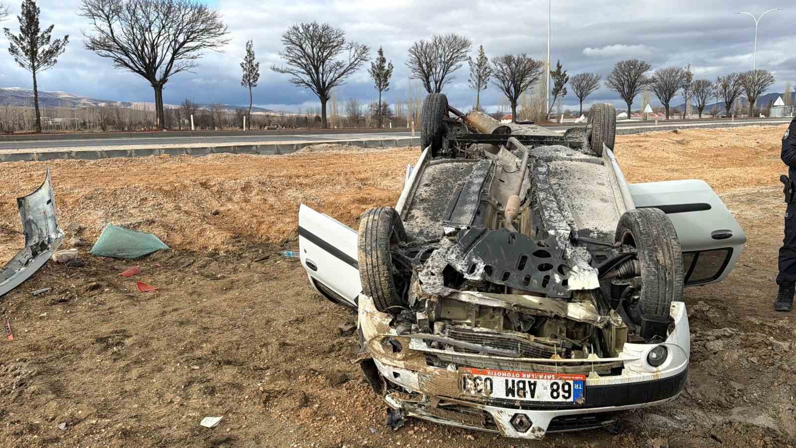 Hurdaya d&ouml;nen ara&ccedil;ta kazayı şans eseri yaralı atlattı
