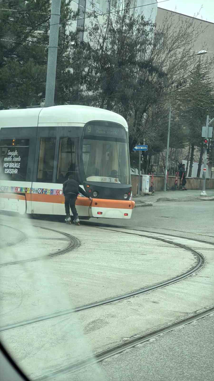 Patenli &ccedil;ocuk tramvayın arkasına tutunarak canını hi&ccedil;e saydı
