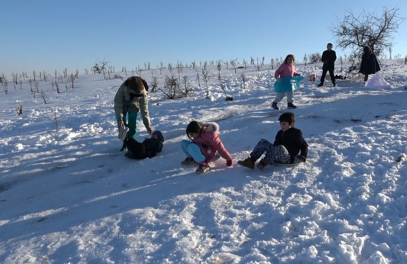 Gaziantep’te çocuklar tepsi, poşet ve leğenlerle kayarak eğlendi