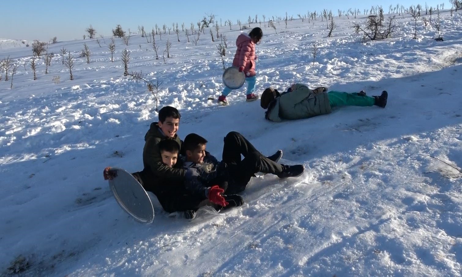 Gaziantep&rsquo;te &ccedil;ocuklar tepsi, poşet ve leğenlerle kayarak eğlendi
