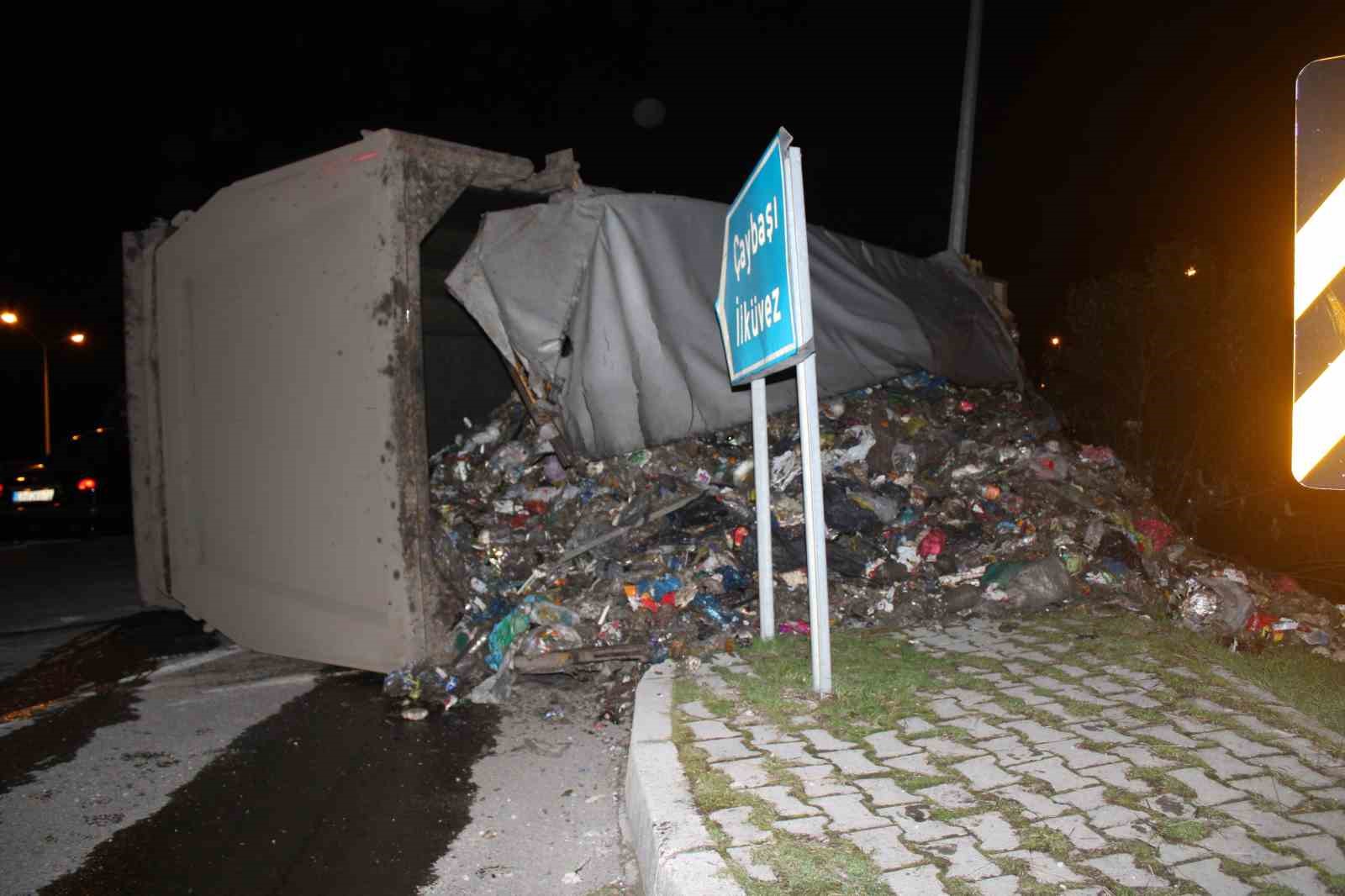 Ordu’da çöp kamyonu devrildi: Sürücü yaralandı