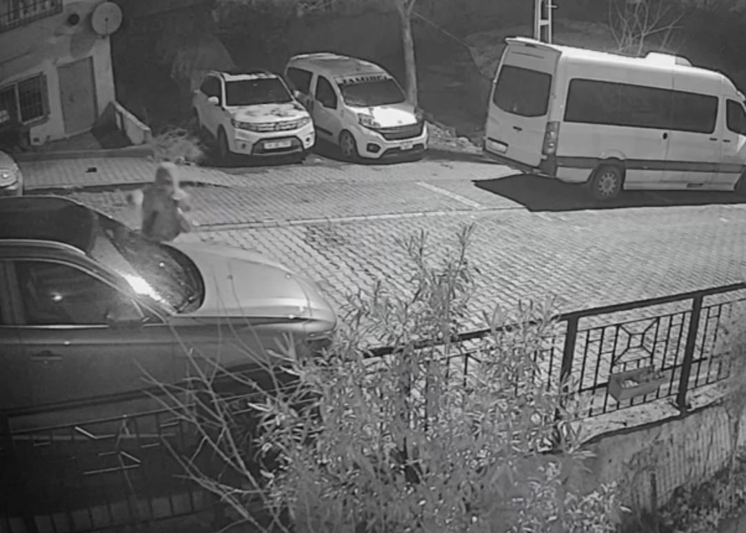 Başakşehir&rsquo;de gece yarısı levyeli saldırı: Park halindeki aracı par&ccedil;aladı
