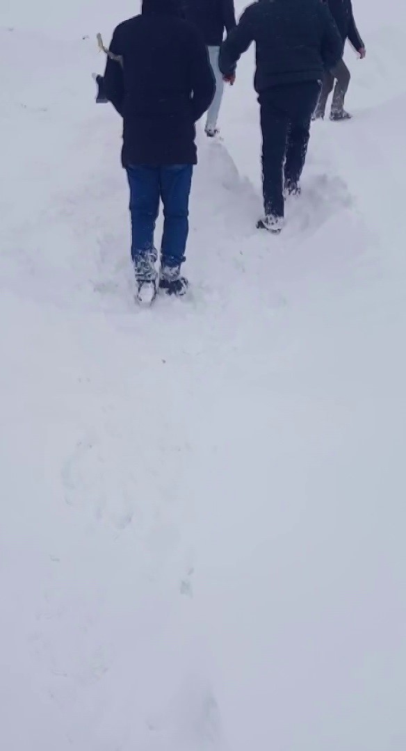 Kar yağışı yolları kapattı, kırsalda yaşayanlar temel ihtiya&ccedil;larını karşılamak i&ccedil;in kilometrelerce yol y&uuml;r&uuml;d&uuml;
