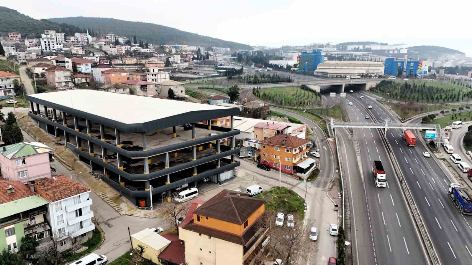 Dilovası&rsquo;ndaki katlı otopark belediye hizmet binasına d&ouml;n&uuml;şt&uuml;r&uuml;l&uuml;yor
