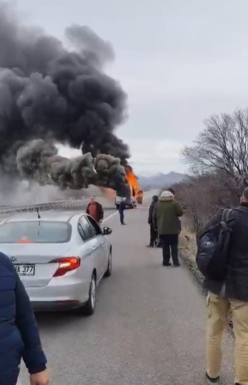 Yolcu minib&uuml;s&uuml; alev topuna d&ouml;nd&uuml;
