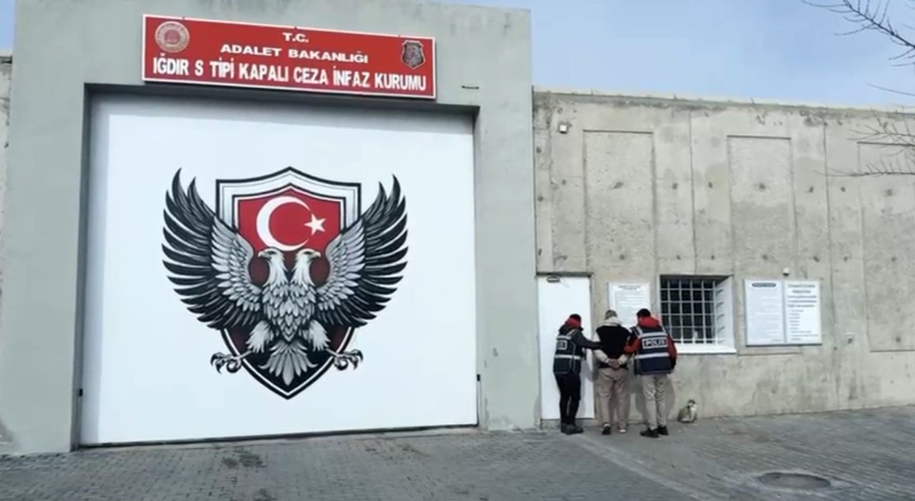 Iğdır&rsquo;da aranan cinayet h&uuml;k&uuml;ml&uuml;s&uuml; sınır kapısında yakalandı
