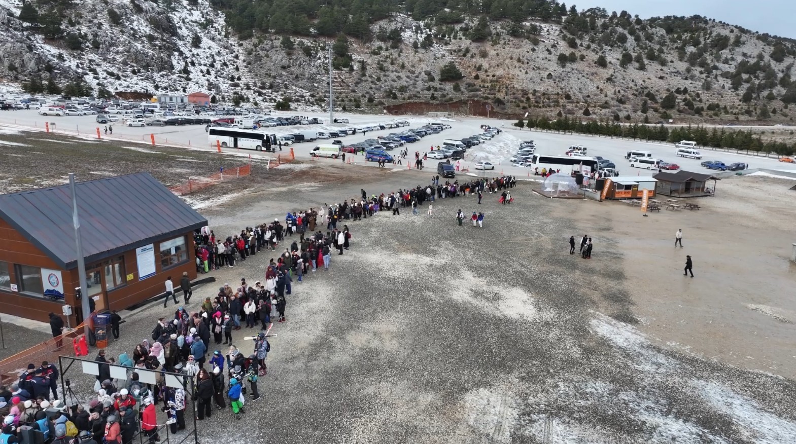 &Ccedil;ocuklar s&ouml;mestir tatilinin keyfini Davraz Kayak Merkezi&rsquo;nde &ccedil;ıkardı
