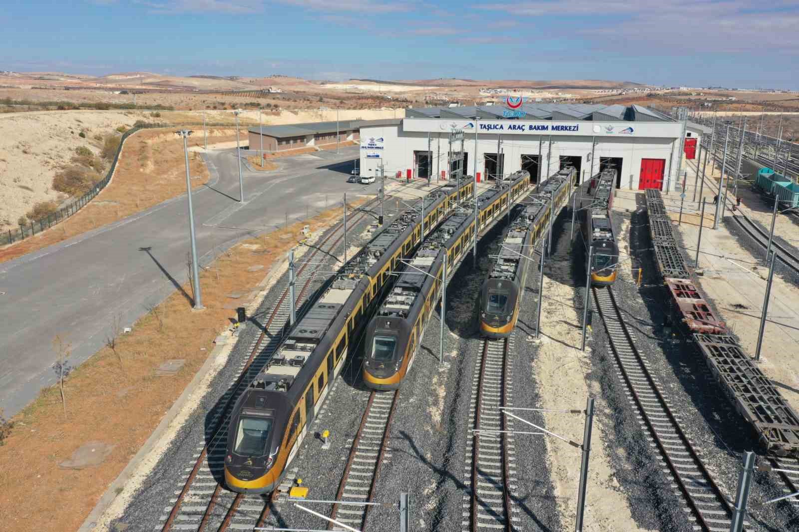 Bakan Uraloğlu: "2025 yılında farklı t&uuml;rlerde toplam 801 vagonun &uuml;retimini tamamlayarak yeni bir rekora imza attık"
