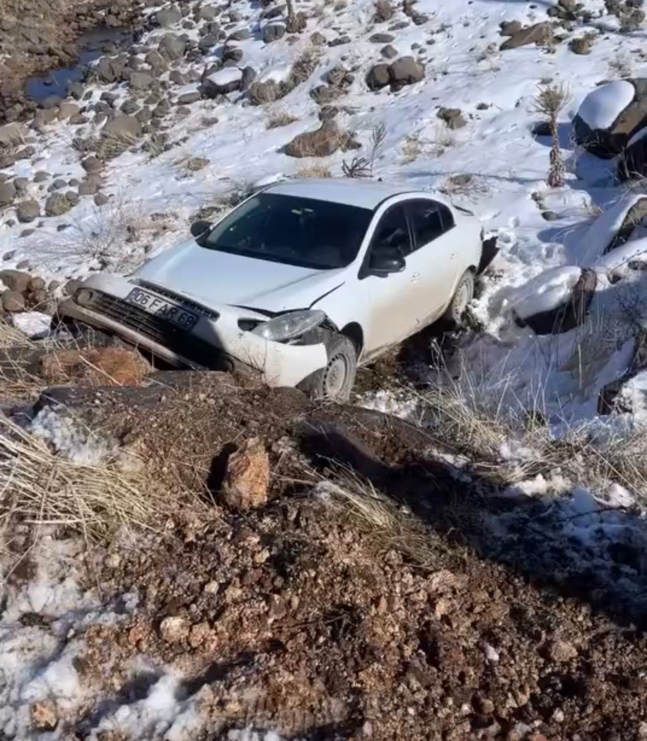 Otomobil k&ouml;pr&uuml;den dereye u&ccedil;tu
