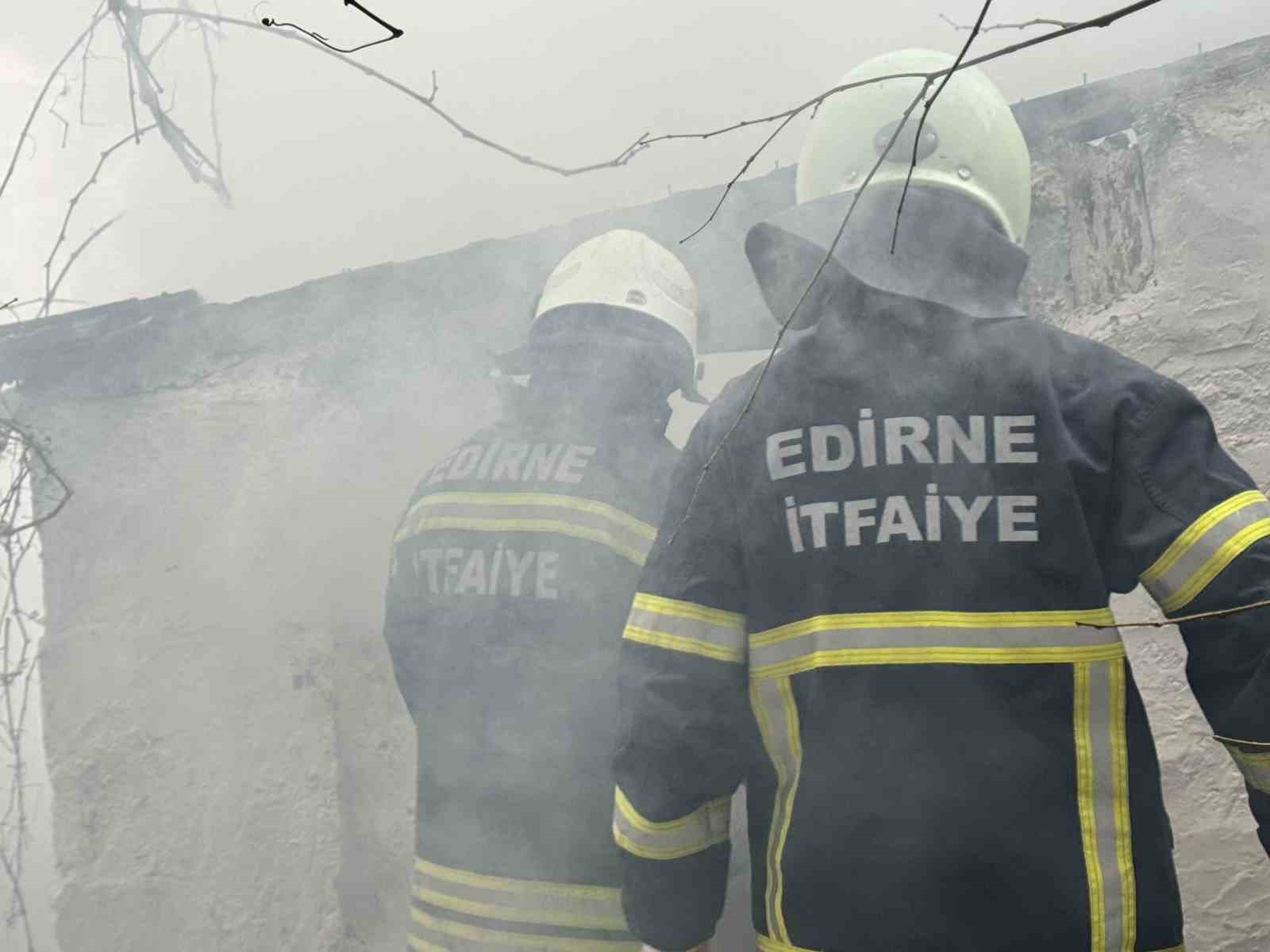 Edirne’de depo yangını büyümeden söndürüldü