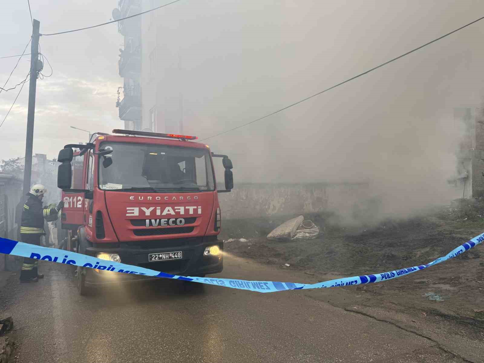 Edirne&rsquo;de depo yangını b&uuml;y&uuml;meden s&ouml;nd&uuml;r&uuml;ld&uuml;
