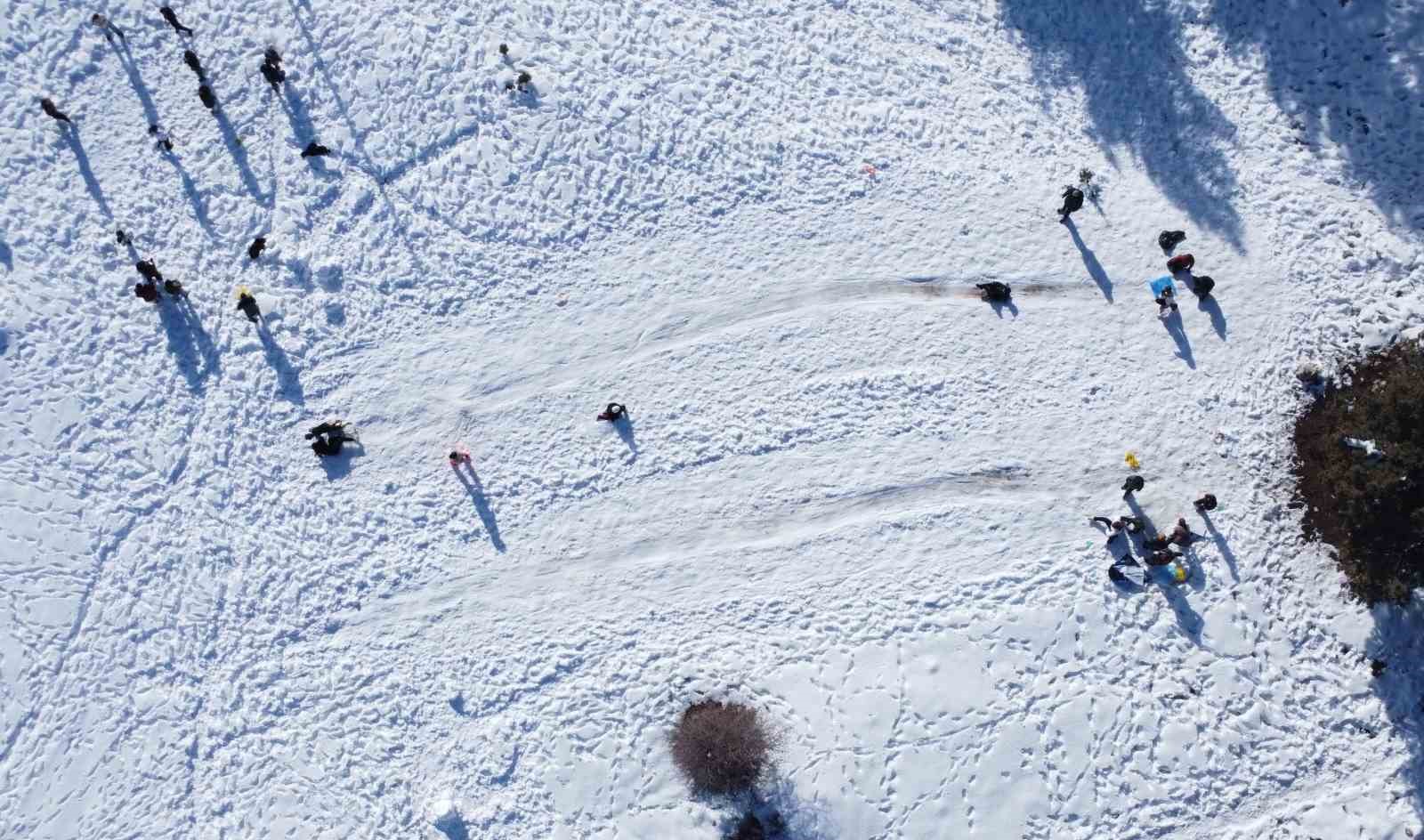 Karın tadını &ccedil;ocuklar &ccedil;ıkardı: Kimi leğenle kimi naylonla kaydı
