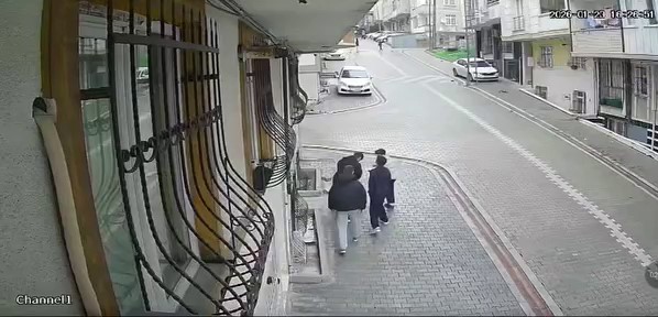 Sokakta buldukları &ccedil;antadan 2 bin TL aldırlar, kendilerini sosyal medyada g&ouml;r&uuml;nce iade ettiler
