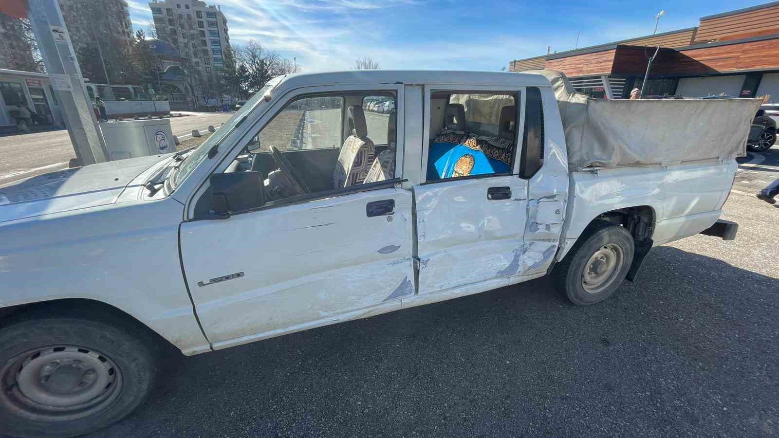 Yolcu minibüsü ile kamyonetin çarpıştığı kaza kameraya yansıdı