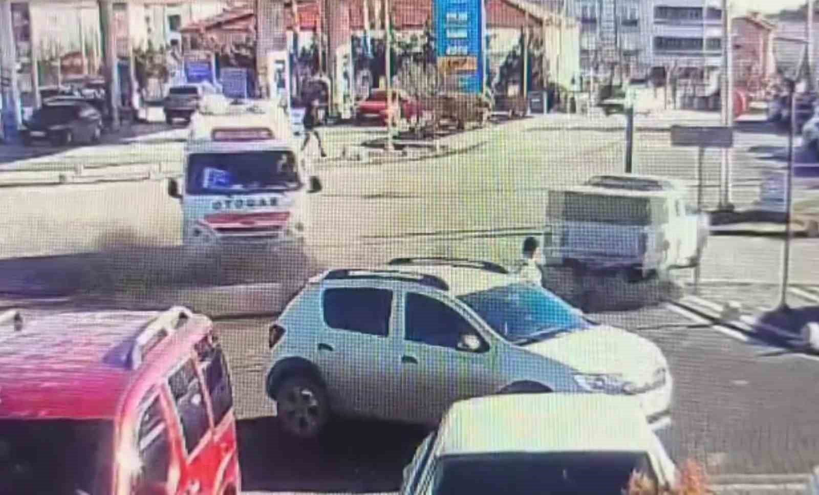 Yolcu minib&uuml;s&uuml; ile kamyonetin &ccedil;arpıştığı kaza kameraya yansıdı
