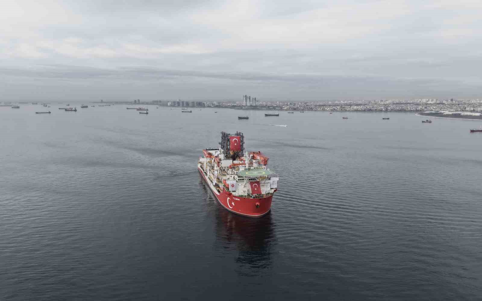 İstanbul Boğazı&rsquo;na yaklaşan T&uuml;rk sondaj gemisi havadan g&ouml;r&uuml;nt&uuml;lendi

