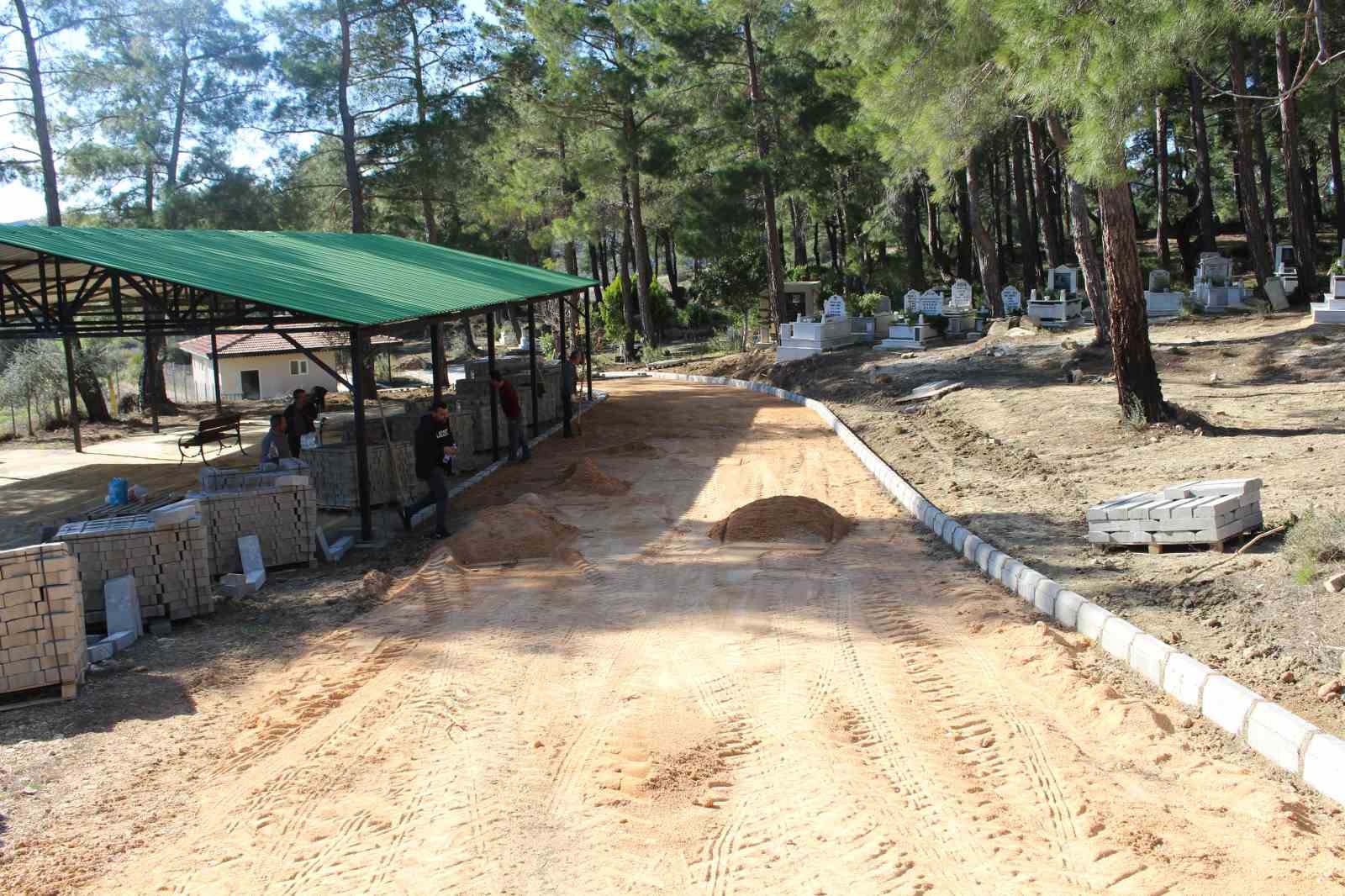 Büyükşehir’den Manavgat’ta mezarlıklarda çalışma