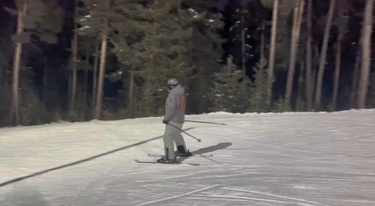 Kristal karların &uuml;zerinde gece mesaisi: Sarıkamış&rsquo;ta ışıklar altında kayak keyfi
