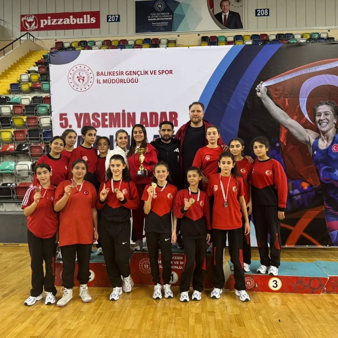 Camardı Spor Kul&uuml;b&uuml; sporcuları Balıkesir&rsquo;den madalya ile d&ouml;nd&uuml;
