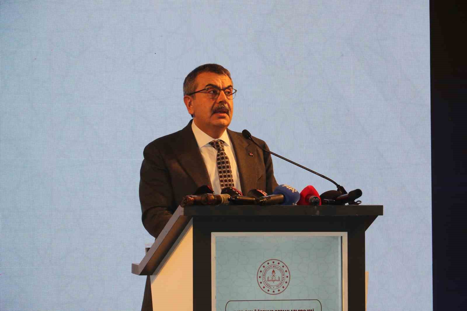 Bakan Tekin: "Okul Dışı &Ouml;ğrenme Ortamları projemizi T&uuml;rkiye Y&uuml;zyılı Maarif Modelimizin sahadaki en g&ouml;r&uuml;n&uuml;r halkalarından birisi olarak kabul ediyoruz"
