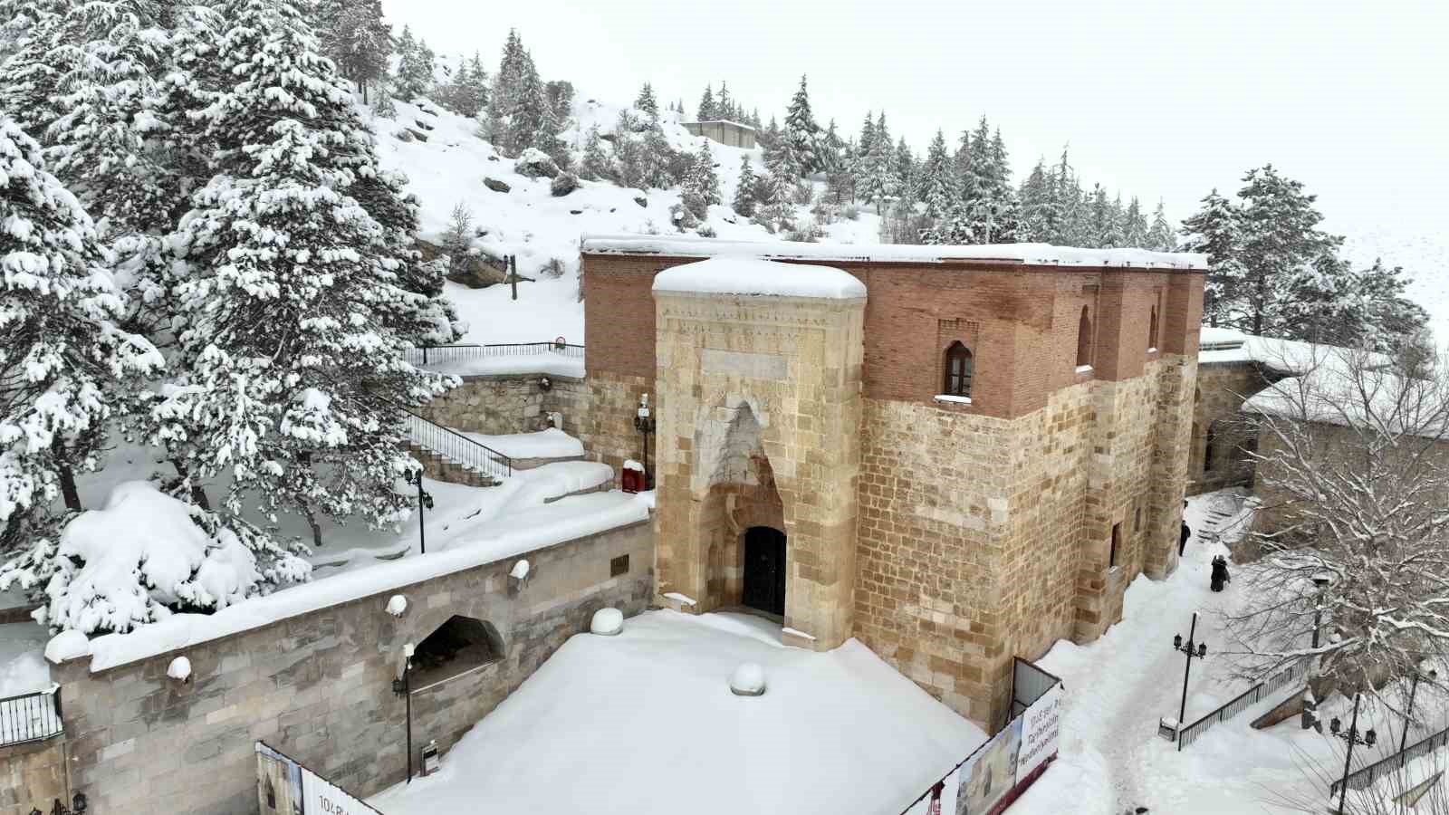 Torununu kızakla çekerek antrenman yapıyor