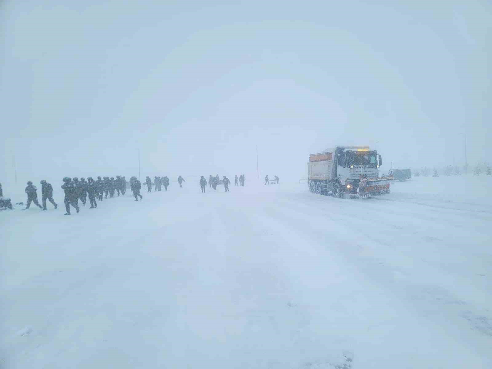 Bayburt’ta kar nedeniyle yolda kalan sürücülerin yardımına ekipler yetişti