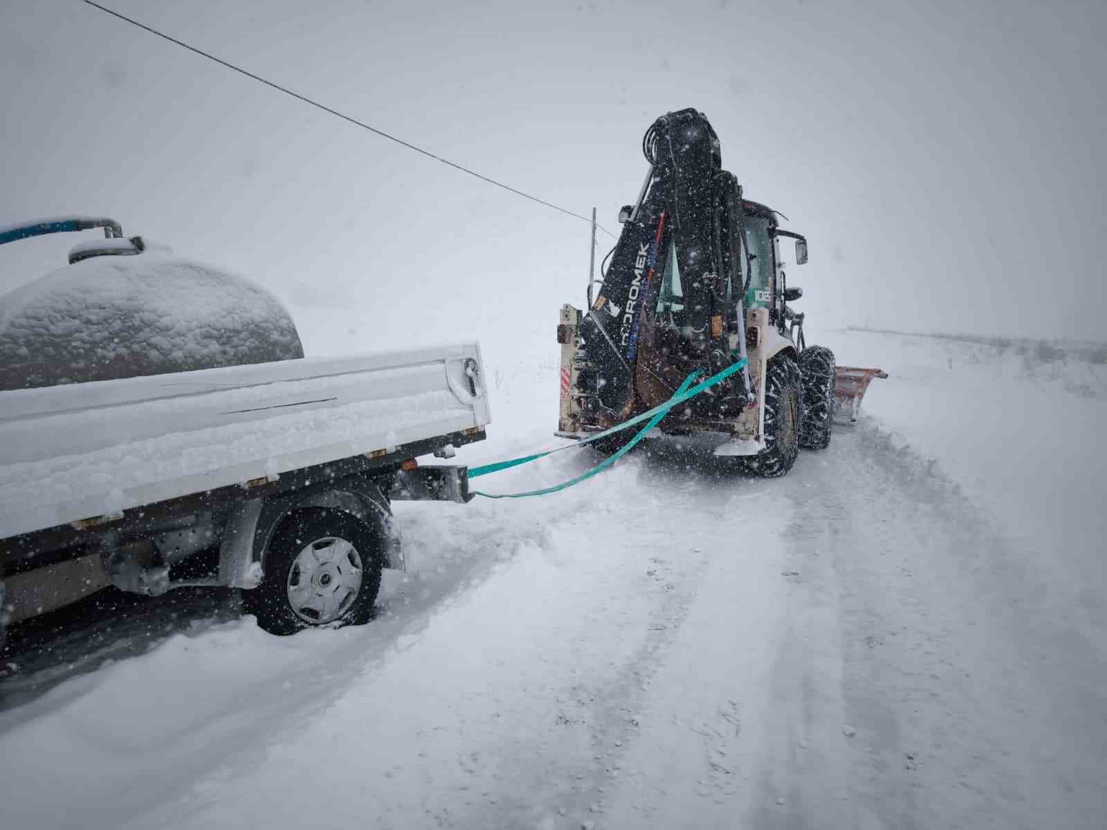 Bayburt&rsquo;ta kar nedeniyle yolda kalan s&uuml;r&uuml;c&uuml;lerin yardımına ekipler yetişti
