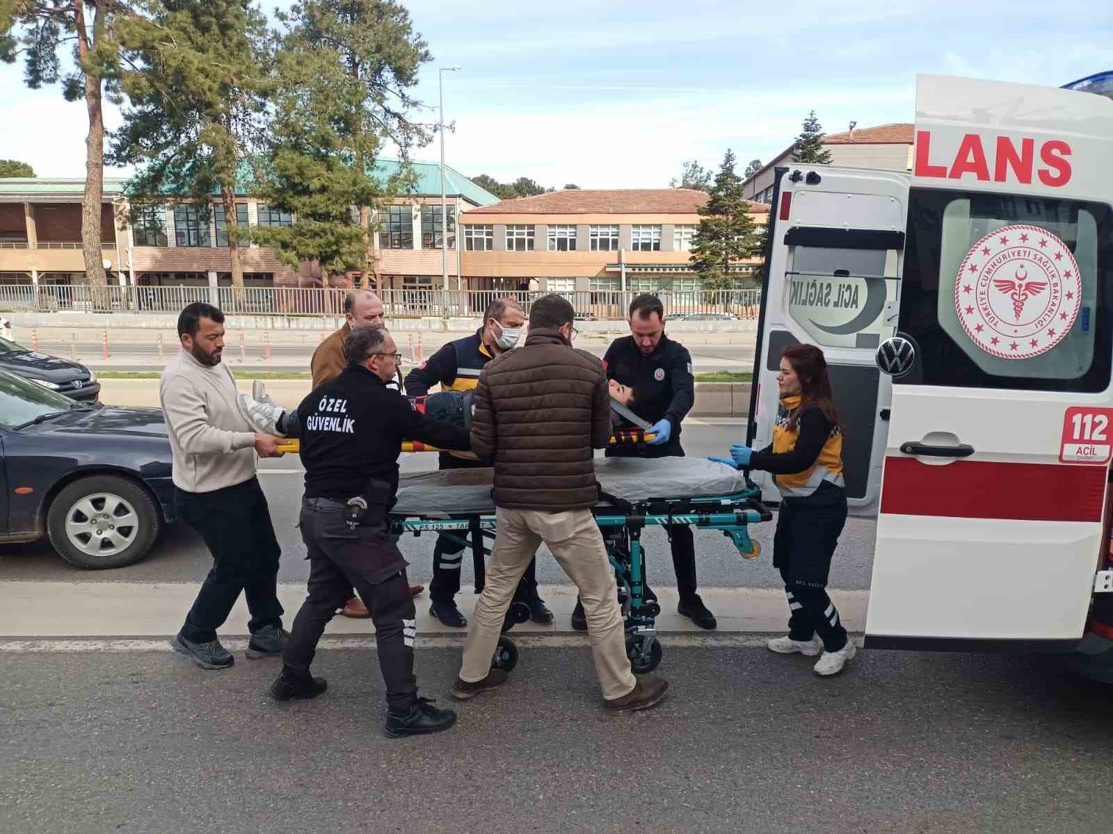 Duvara çarpan motokurye yaralandı