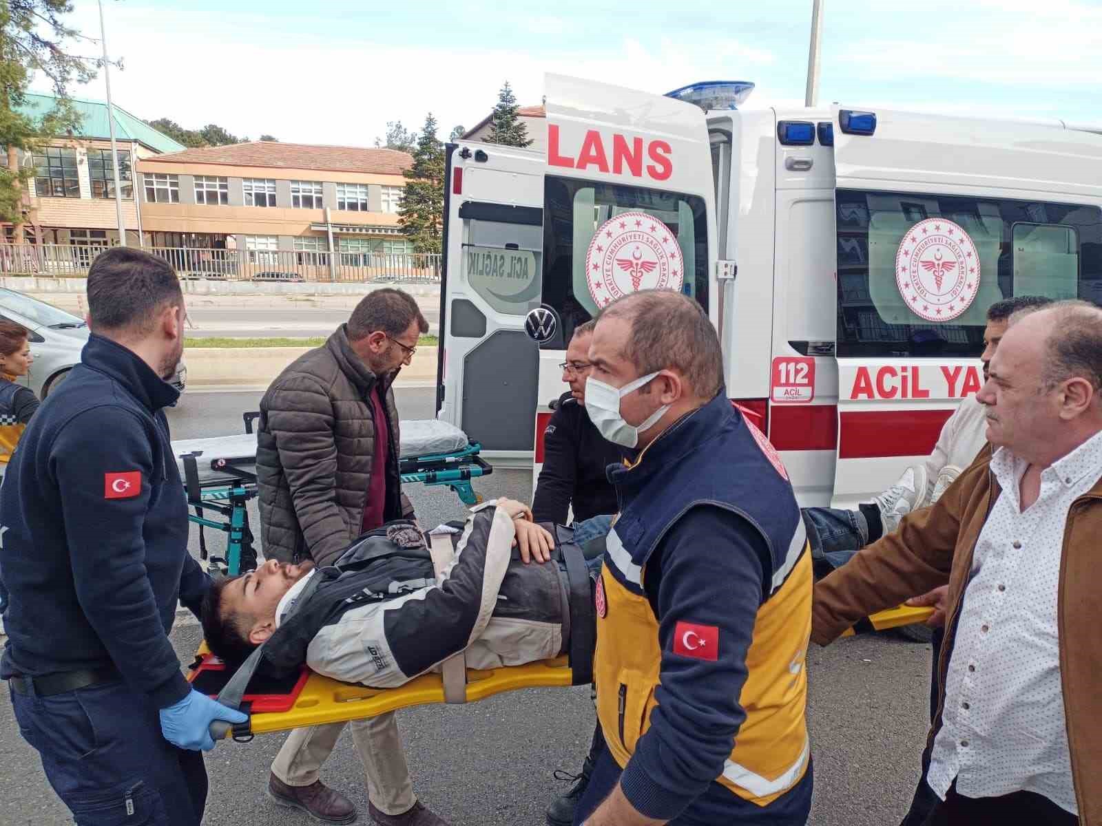 Duvara &ccedil;arpan motokurye yaralandı
