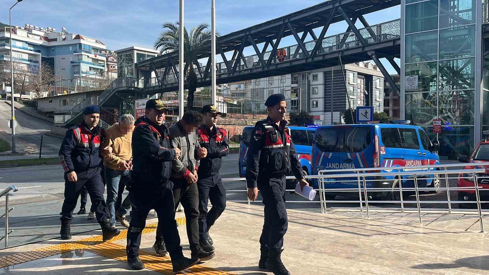 Alanya’da çaldıkları avokadoyu bırakıp kaçan şüphelilere adli kontrol kararı